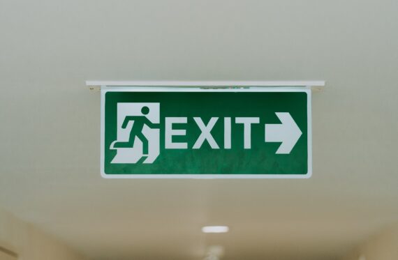 exit-4923645_1920